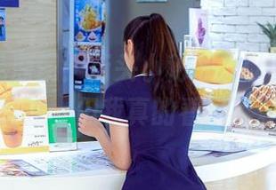 爱丝出品原图：街头小秘书，以为你只是路过，但我真的看呆了。