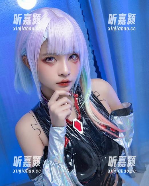 Nero泳装的写真合集，在Azami的镜头下，软萌与大胆竟意外地让我有些困惑。