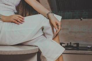 GIRLT果团网 – 在通灵儿的天台，精选套图是那么的轻松惬意，有种我想住这儿的冲动。