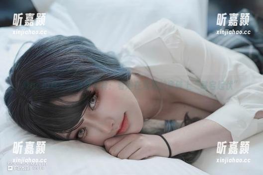 Machi马吉的浴室写真：看她在湿滑的瓷砖上“跌宕起伏”