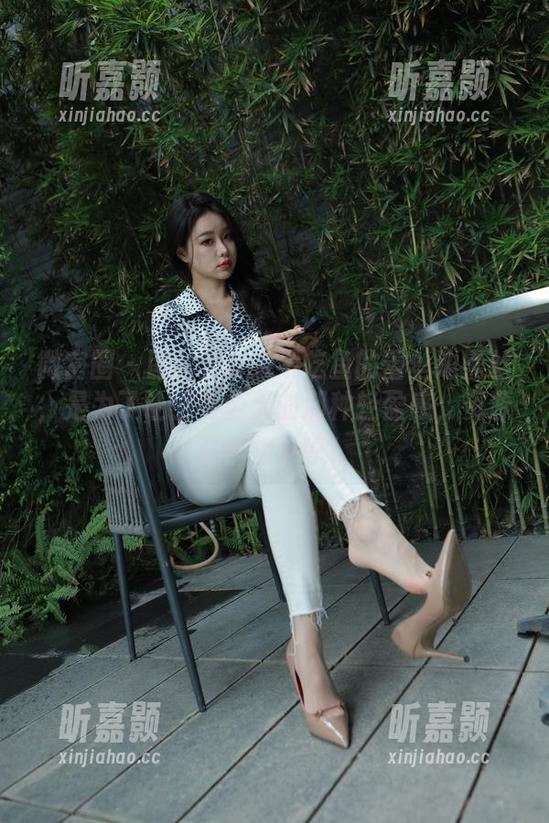 微密圈 - 图片里Sia不吃鱼的蕾丝边黑丝，是为了让羽毛全无的那种轻盈感，资源必争相分享！