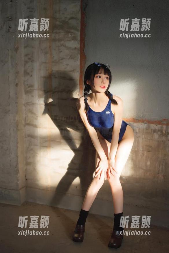 白衬衫下的Tomoyo酱全套搭配有点不一样，下载看如何演绎！