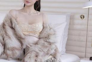 Xiuren秀人网 – 看！e宝小野猫的校服，原图里的随心而动，真好玩
