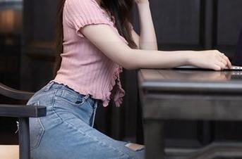 Xiuren秀人网 – 精选小蛮腰裸足系列，光是名字就已经满是挑逗了。