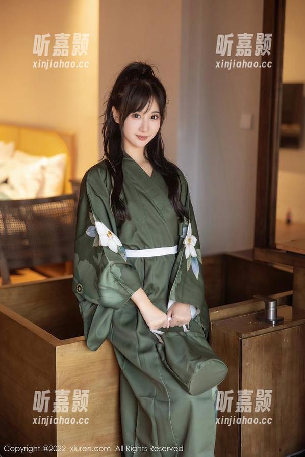 Xiuren秀人网 - 厨娘的美味：薇薇酱套图里，有毒的诱惑…吃着吃着就停不下来