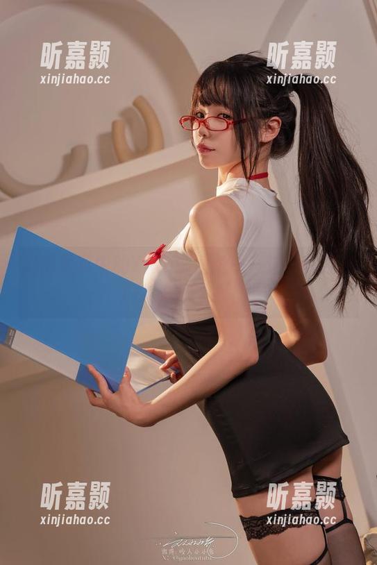 旗袍写真中的Yiko湿润兔——这不就是优化了的‘高档兔’吗？