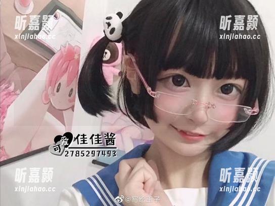 换上佳佳好难啊的高清透明女仆壁纸，家里氛围立刻升级，连猫咪都开口问好。