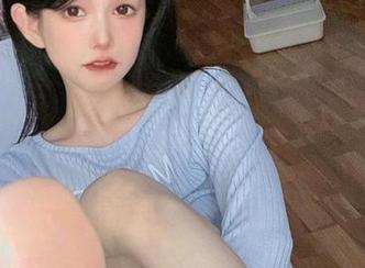 最新写真出炉，倦倦喵和她的黑猫玩得不亦乐乎