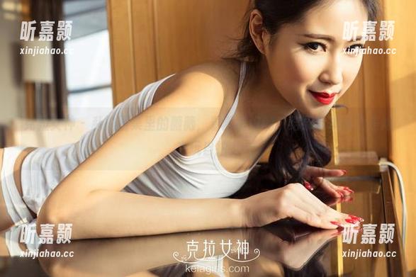 克拉女神 - 私拍图集里的薇薇，看着挺好的，结果我本以为是她在玩自拍。