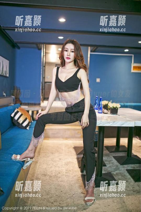 嗲囡囡 - 对了，原图里伍月yuer的女友还真的没有PS的痕迹，这让我有点好奇她平时的样子。