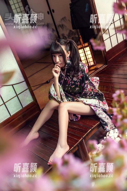 头条女神 - 美纳子图片合集，长腿让人想到运动，但我更想靠着沙发发呆。