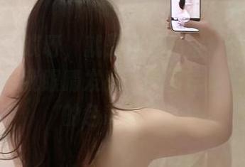 微密圈 – 哎呀，就是那位奶宝妹纸，红黑搭配看得我眼睛发亮，原图就是一股强烈的色彩撞击！