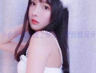 当小小奶瓶儿遇上吊带，壁纸瞬间升温