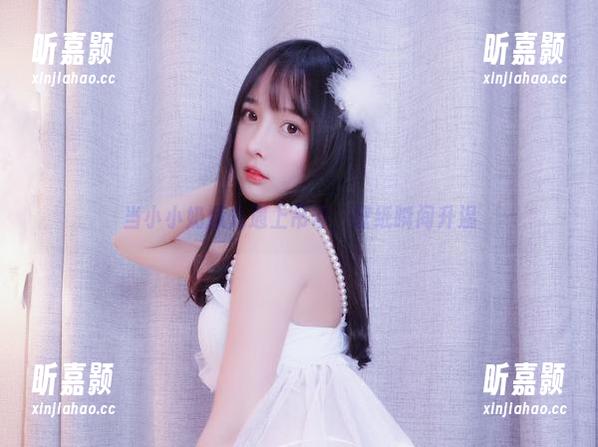 当小小奶瓶儿遇上吊带，壁纸瞬间升温