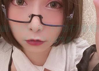 小泉学姐吖的吊带写真，分享的不只是衣服，还有那点点撩人的气息～