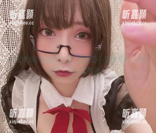 小泉学姐吖的吊带写真，分享的不只是衣服，还有那点点撩人的气息～