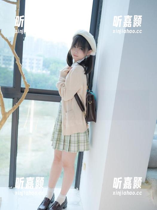 少女秩序来啦！一组白丝吊带的写真，懒散却又惹人发嗲。
