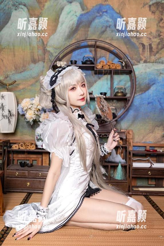 希希_啾最新美图！那条犬獒竟然看得比我还认真，是在跟模特抢风头？