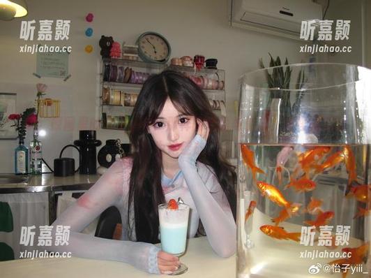 哦，原图里的怡子yiii！那样的轻盈与俏皮，难怪樱花会为她绽放。