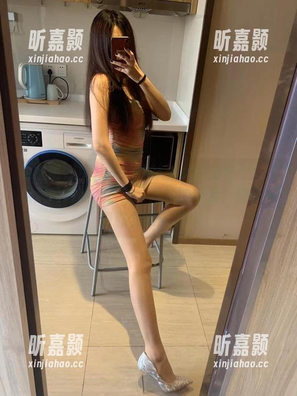微密圈 - 图片里的提袜少女和我有个心灵相通的时刻，白衬衫是她的标志，但我在想那个袜子呢？