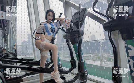 微密圈 - 果儿Victoria的吊带写真：不太想穿吧，反正一会儿就要脱了！