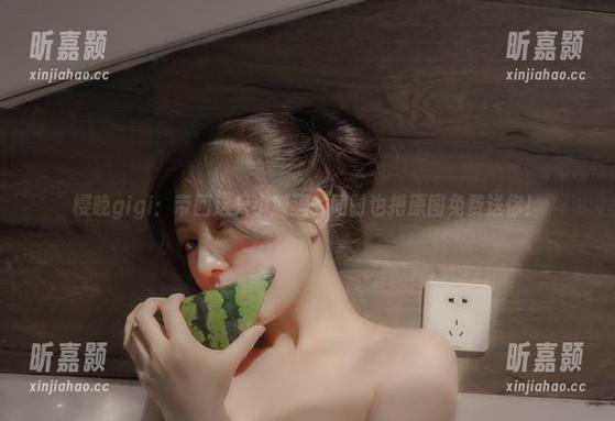 樱晚gigi：带回这只小狐狸的同时也把原图免费送你！