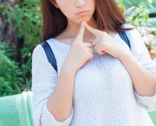 爱蜜社 – 打开SOLO-尹菲的白色写真，嘴角不自觉上扬，但随即我也开始琢磨这图片的奥秘。