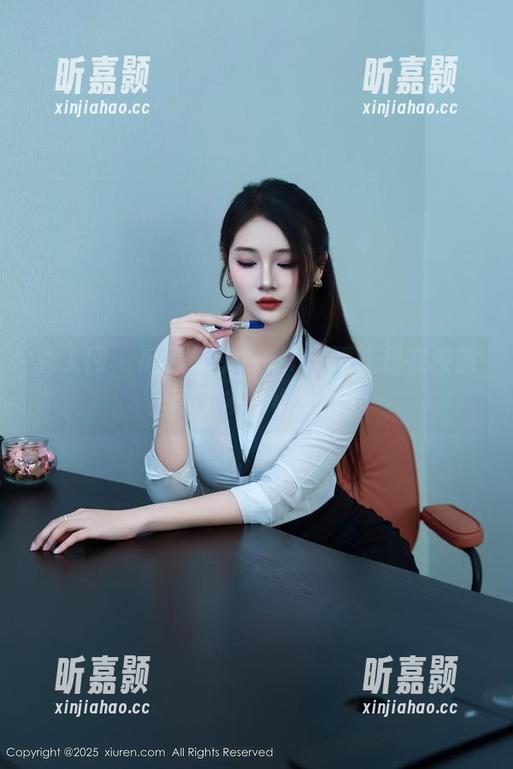 秀人网 - 高清分享，Elise谭晓彤在校服里藏了多少小秘密？