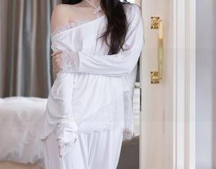 秀人网 – 少女心雪雪修女套图精选：不一样的圣洁，并带点顽皮哦