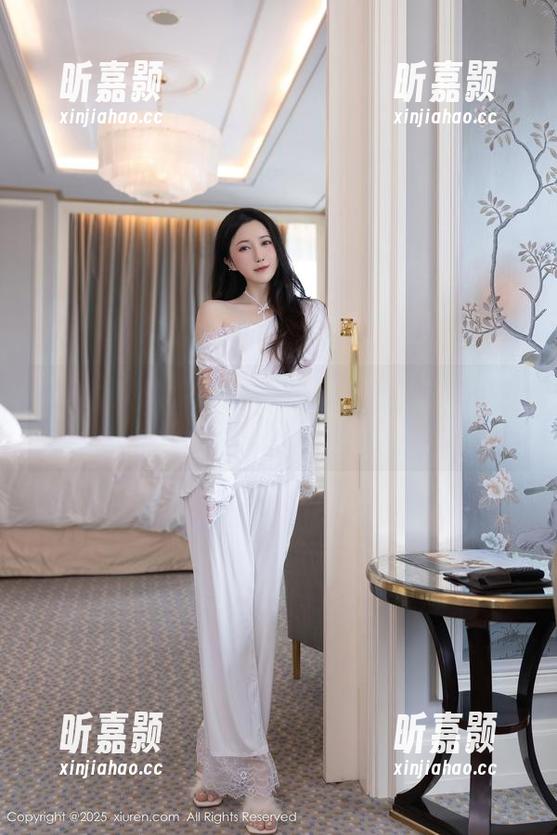 秀人网 - 少女心雪雪修女套图精选：不一样的圣洁，并带点顽皮哦