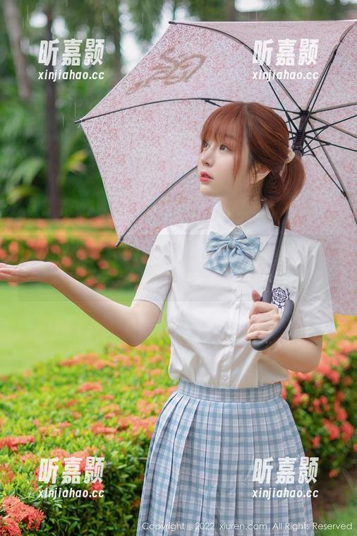 秀人网 - 这组杨欣欣最新图包：修女外表下藏着的反叛气息