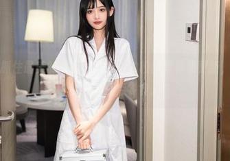 秀人网 – 抓住最美的瞬间：田依依的校服写真集更新，真想给她的书包加点零食。