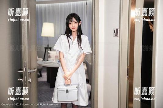 秀人网 - 抓住最美的瞬间：田依依的校服写真集更新，真想给她的书包加点零食。
