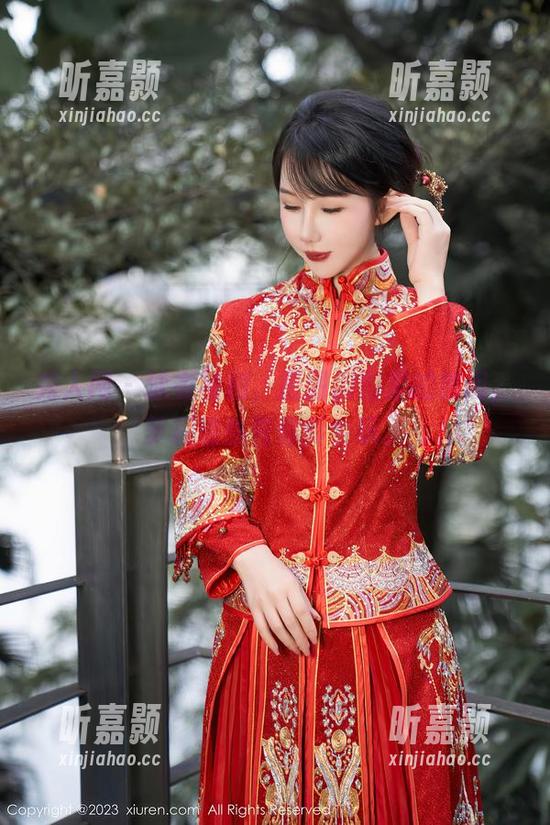 秀人网 - 泳衣福利，原图倒影里的悠闲，萝莉悠悠酱你真会玩。