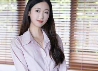 秀人网 – 海边的陈怡曼绽放着美图，分享时请小声一点，不想吵到海浪。