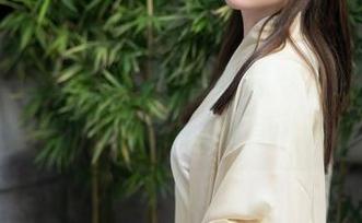 秀人网 – 更新啦！麻布学妹穿上舒适短裤，看似随意却又别有风味。