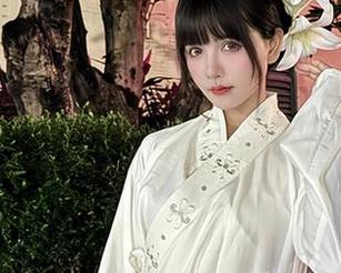 仔细一看，秋山AkI的‘mirror彩云’好像让我从镜子里出不来了！