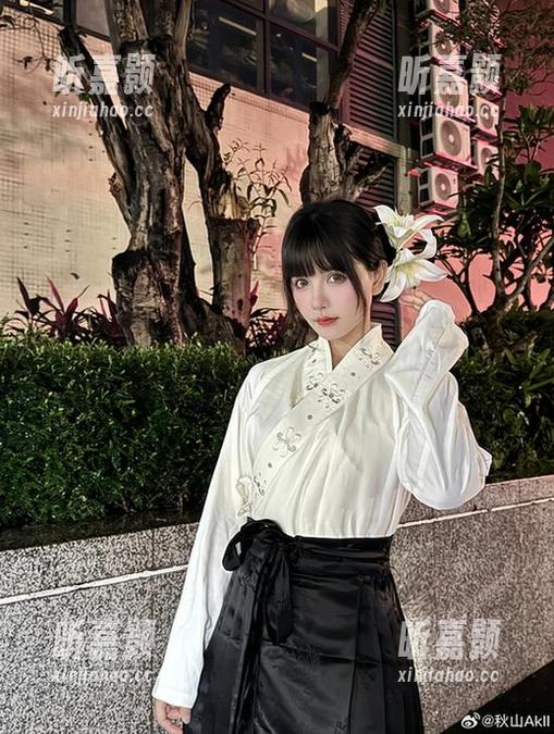 仔细一看，秋山AkI的‘mirror彩云’好像让我从镜子里出不来了！