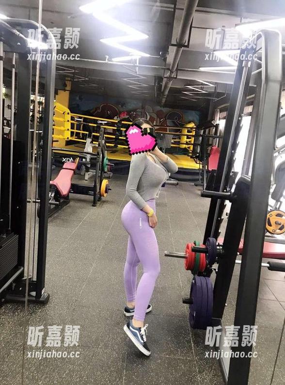 微密圈 - 护士装扮下的紫色哒豚豚，原图展示了她的另一面，资源也差不多快被抢光了！