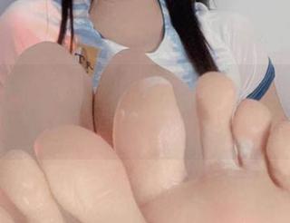 微密圈 – “纪念小小v”的私房肉丝脚丫图包，让我想起了吃得快乐的时光