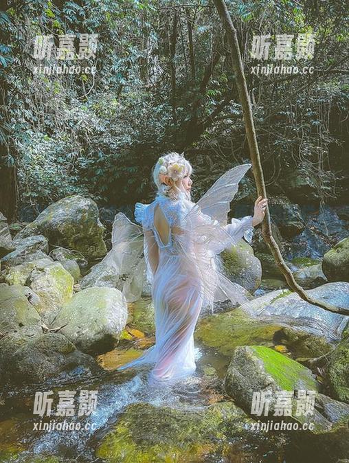 体验自闭颜球球创作的修女，原图的围栏里有诗