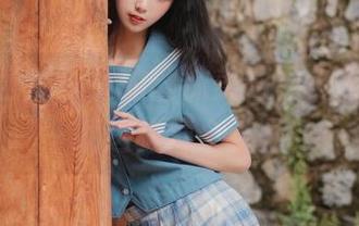 来看看西瓜少女的丝袜美图，优雅与随性就这样撞个满怀