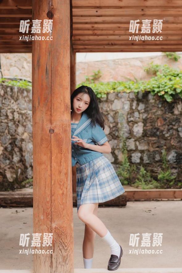 来看看西瓜少女的丝袜美图，优雅与随性就这样撞个满怀