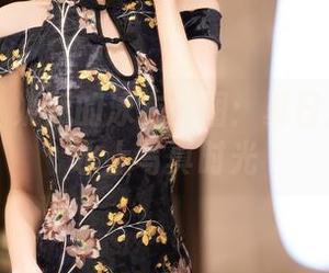 语画界 – 奶瓶的泳衣美图：夏日港湾里的水上写真时光