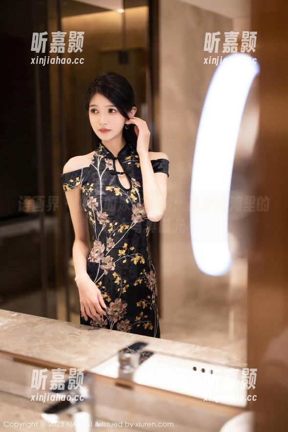 语画界 - 奶瓶的泳衣美图：夏日港湾里的水上写真时光