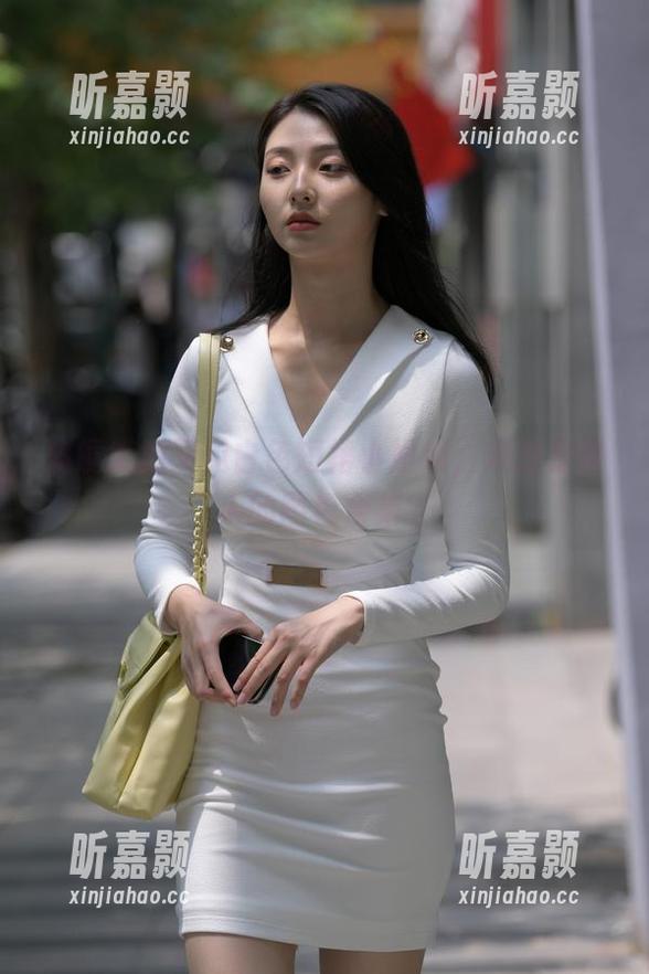 魔镜街拍又见白色短裙小姐姐，难道是诱人的图包合集？