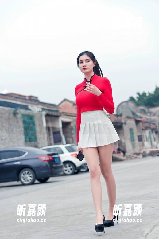 魔镜街拍带你走入白裙女子的定制写真时刻。